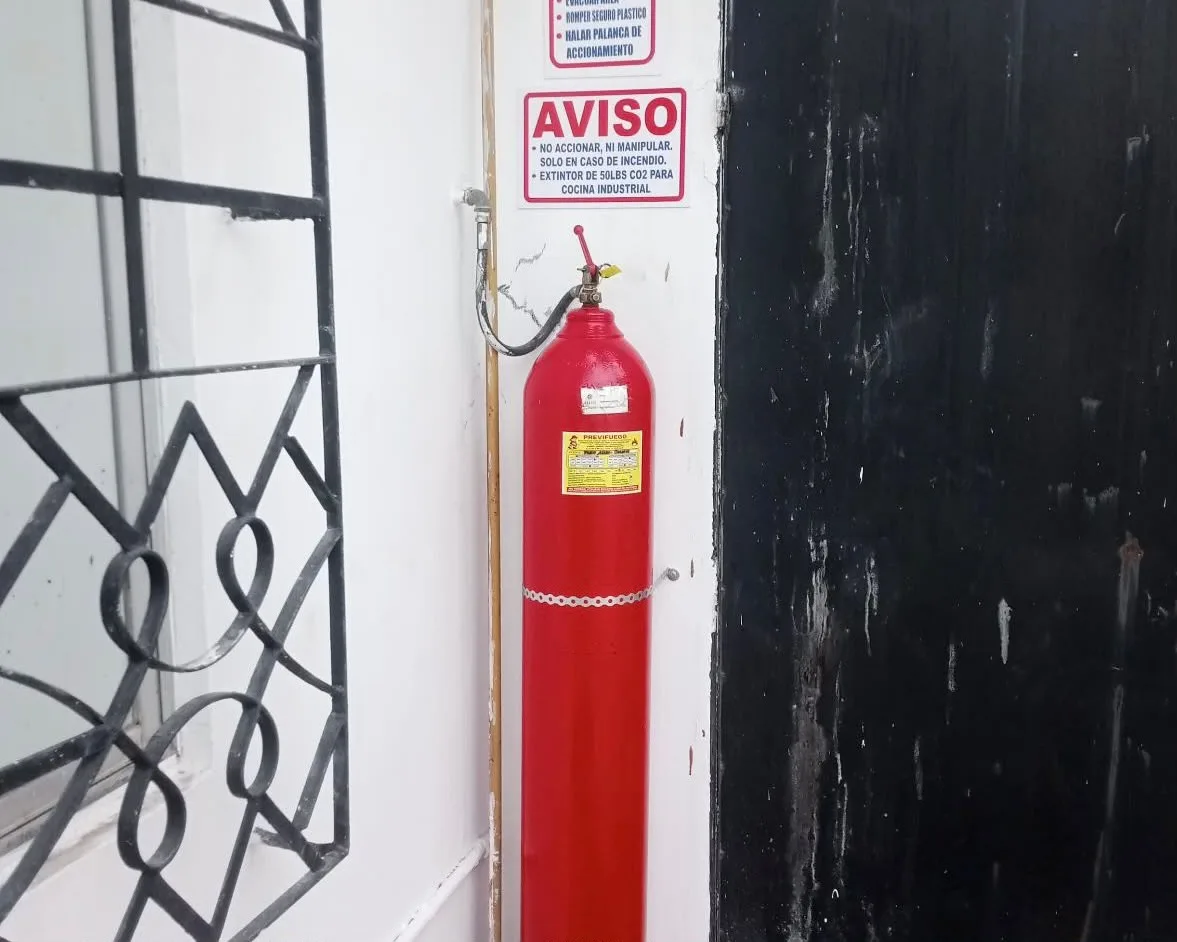 Cilindro CO₂ 50 lbs instalado en cocina industrial